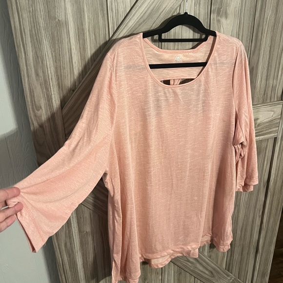 New w/o tags SUPER CUTE top w/ cut out back design, slit sides & high/low hem - Picture 2 of 4